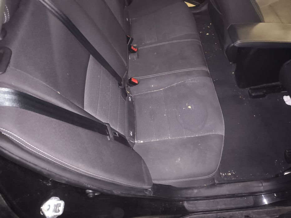 Czyste auto to podstawa  ! Świeża kanapa, dywan , zapraszam :)