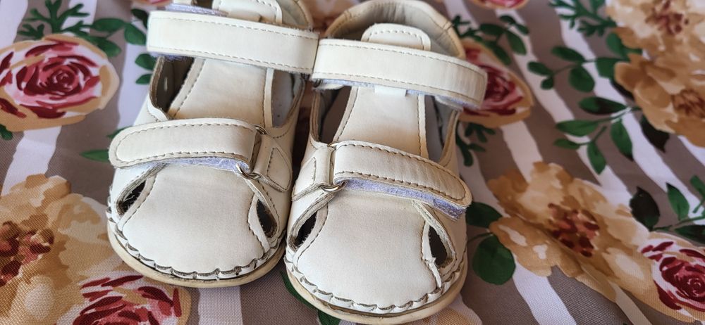 Босоніжки шкіряні на дівчинку 20 розмір білі