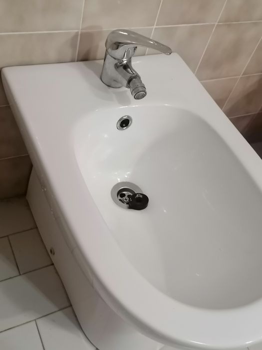 Bidé com misturadora