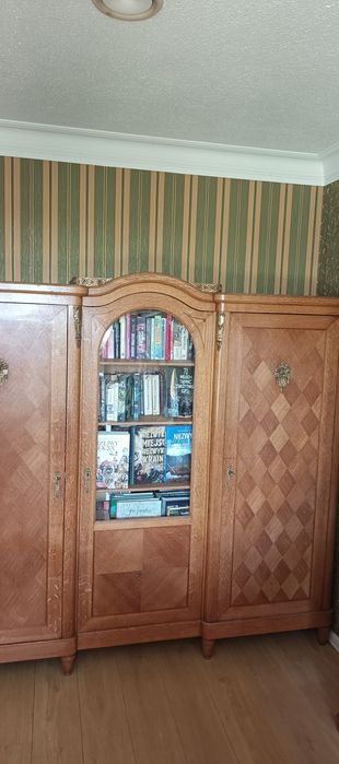 Biblioteka dąb w idealnym stanie