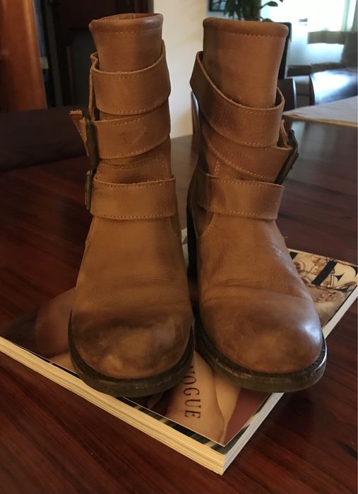Botins castanhos usados duas vezes