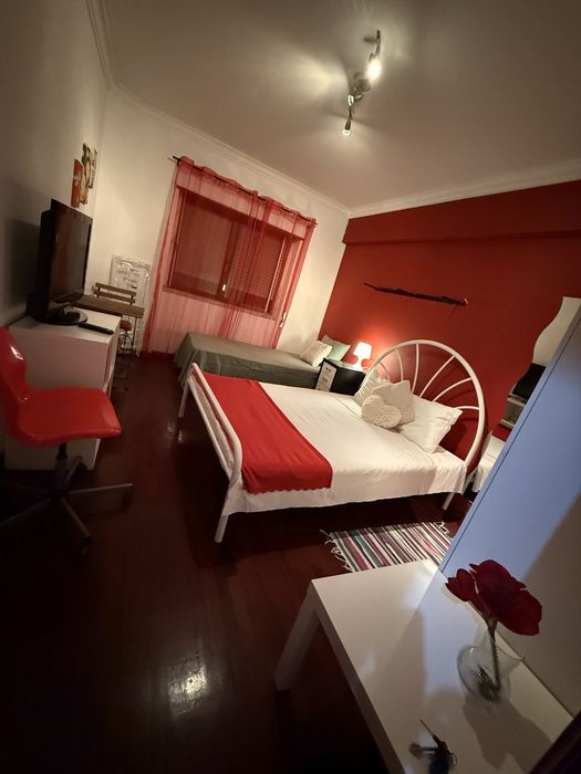 Quarto mobiliado 02 camas, tv, p arrendar a 600 m da estação de Massamá
