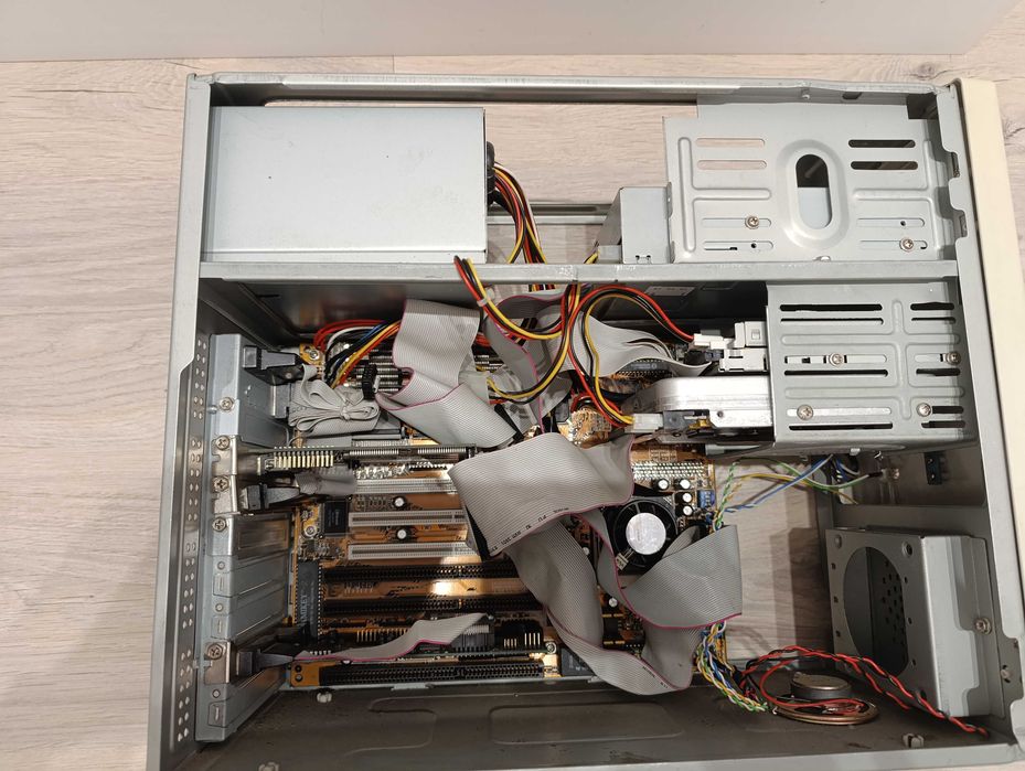 Stary komputer z procesorem Intel Pentium I MMX 200Mhz retro