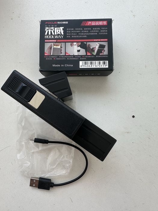 Caixa para tabaco com isqueiro carregavel incorporado