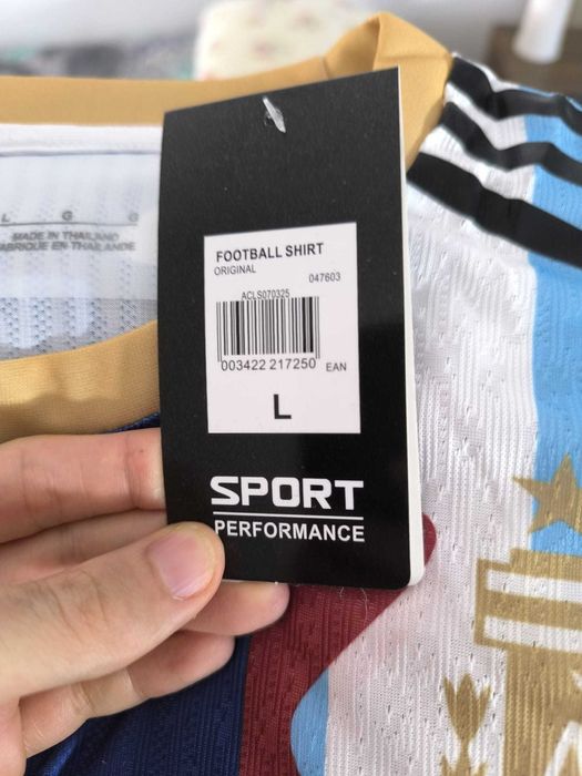 Camisola alusiva a toda a carreira do Messi