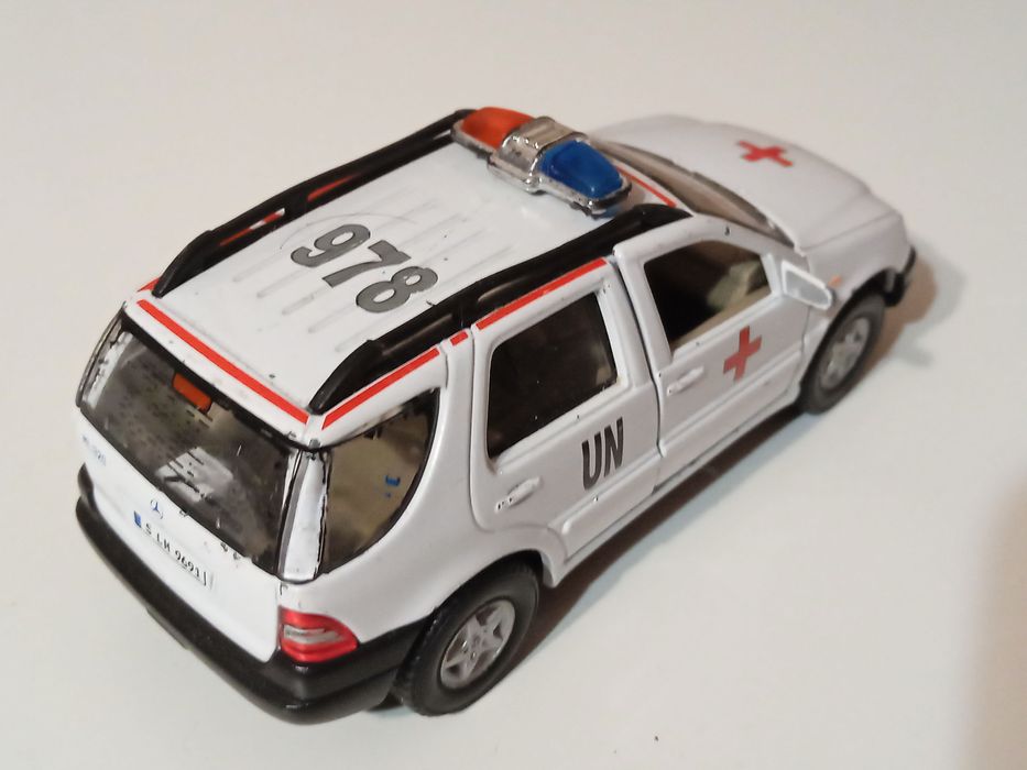 model Mercedes ML320 ambulans