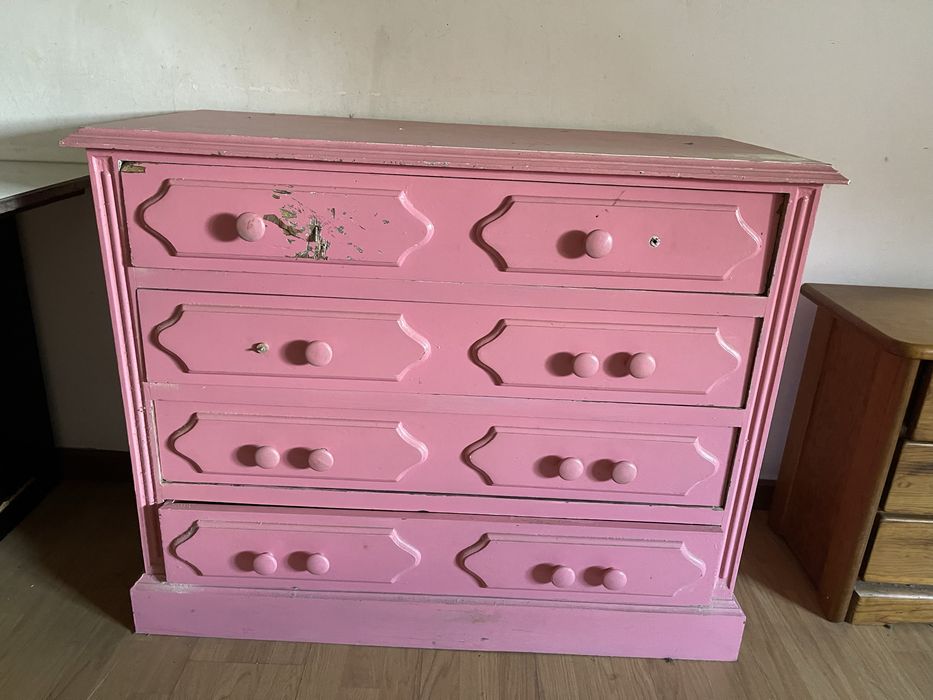 Cómoda cor de rosa