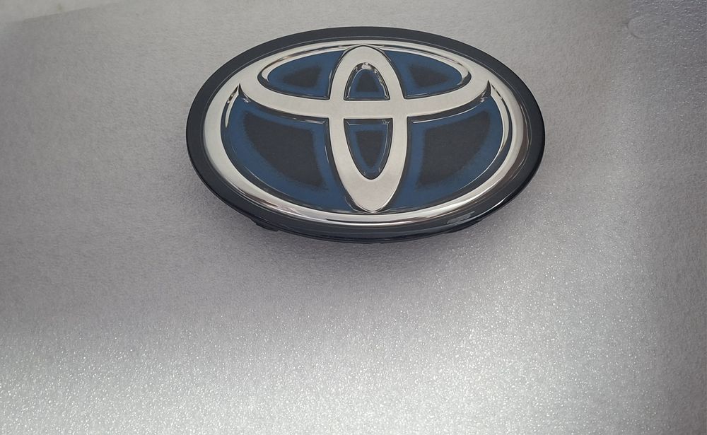 Емблема в решітку для  Toyota Camry 70,75 Sienna (2021-2024)CH-R 90975-02160