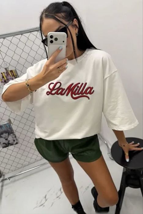 LA MILLA / t-shirt z haftowanym czerwonym logo / biały / oversize