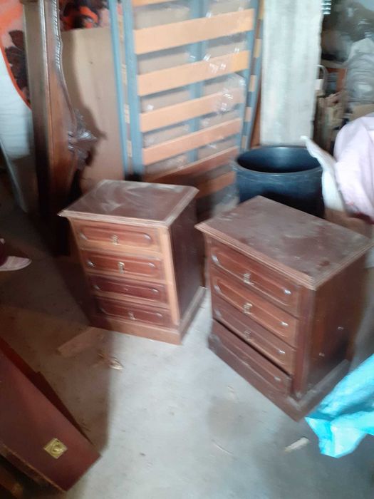 Cama de madeira com estrado e colchão