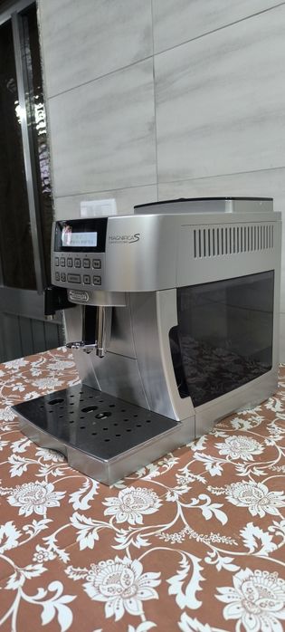 Máquina  café delonghi magnífica S cappuccino
