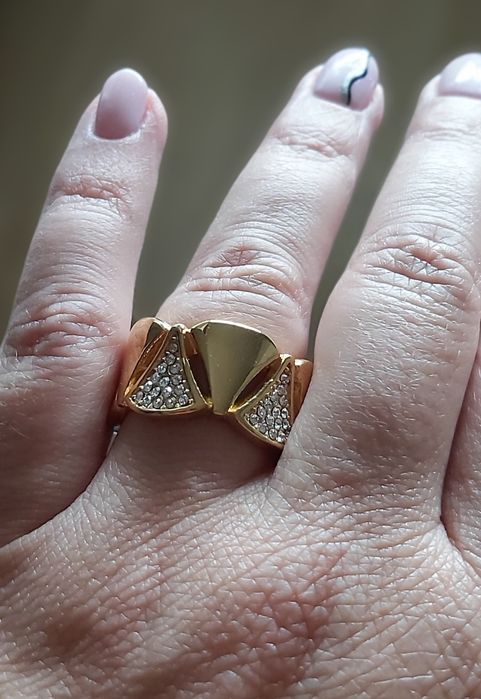 Anel dourado em aço inoxidável. Só T18