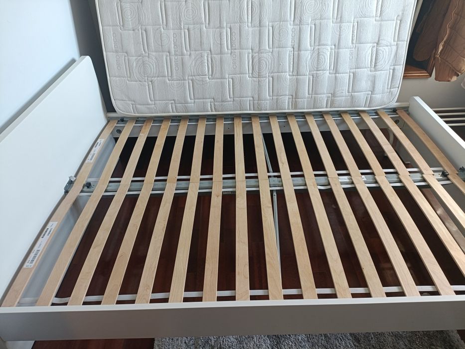 Cama de casal com colchão e estrado