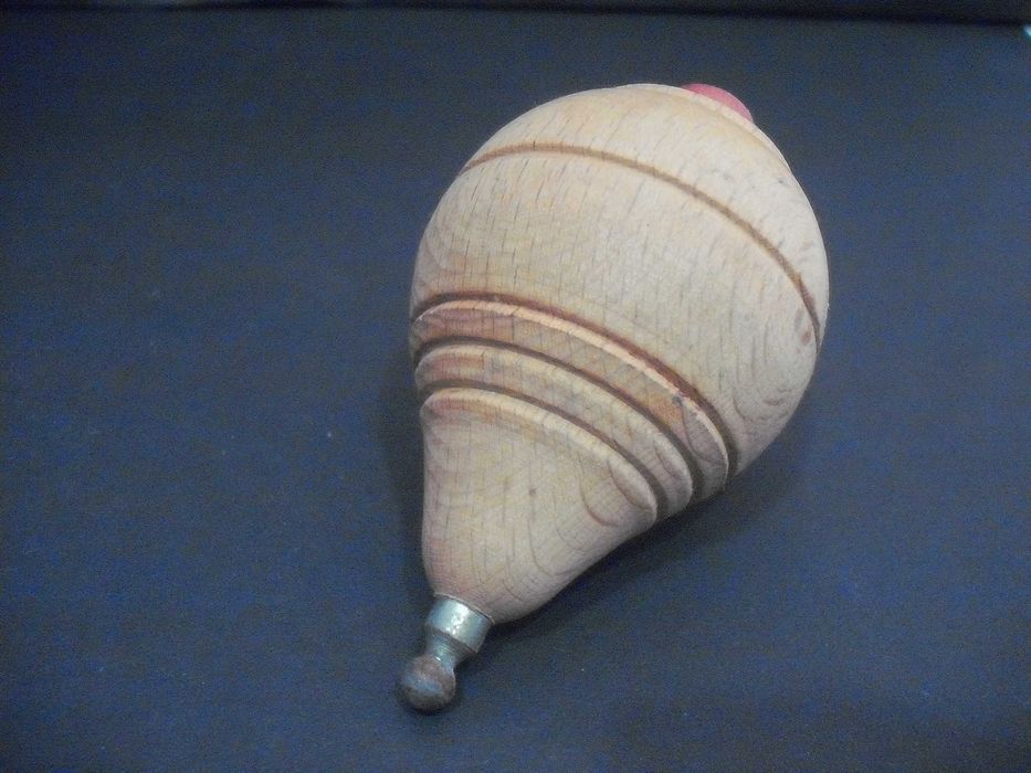 Pião antigo em madeira - brincado - anos 50/60