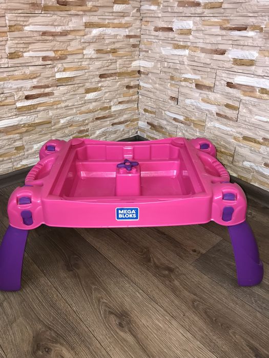 Конструктор Megabloks в наборі до столика йде 20 блоків