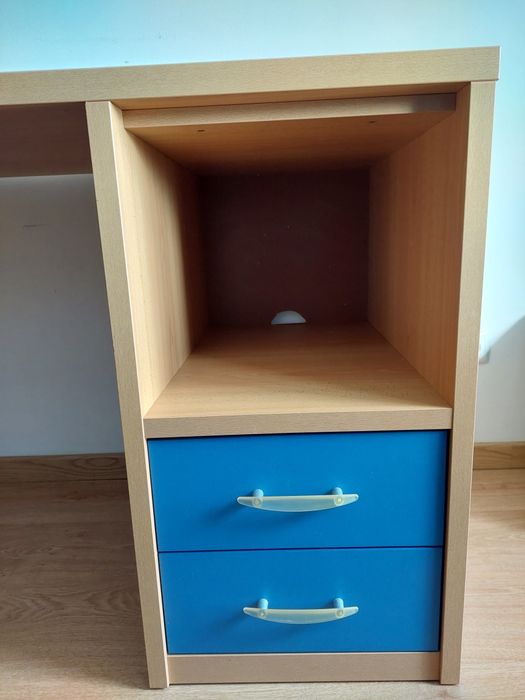 Secretária com gavetas azuis