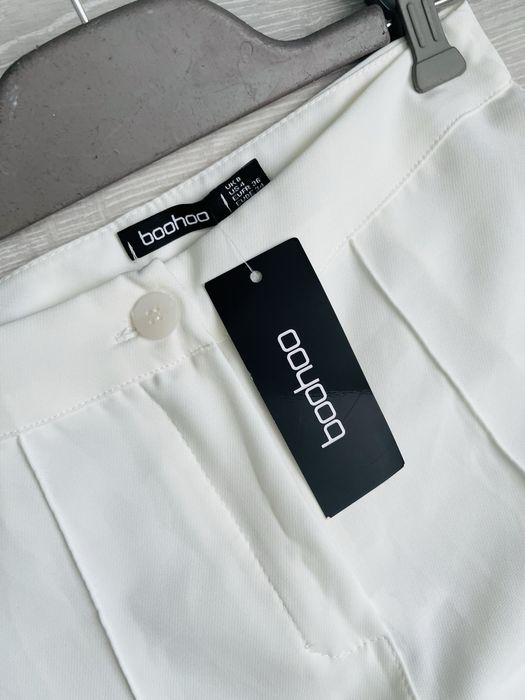 Білі брюки кльош Boohoo