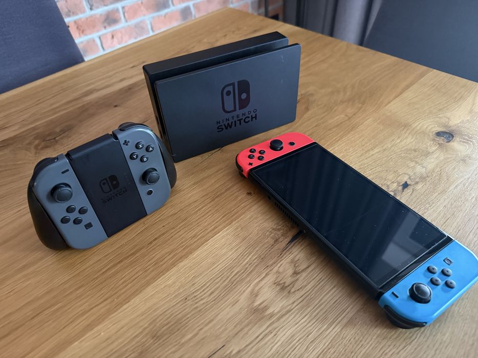 Konsola Nintendo Switch + 4 Pady + Ładowarka + Etui (Czytaj opis)