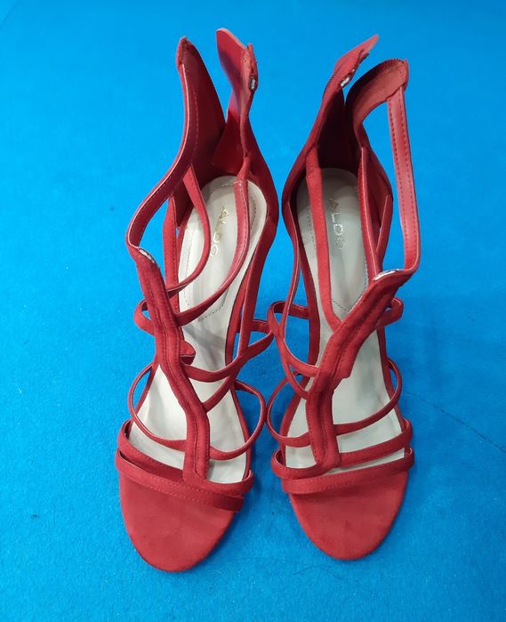 Sandálias de tiras com salto alto