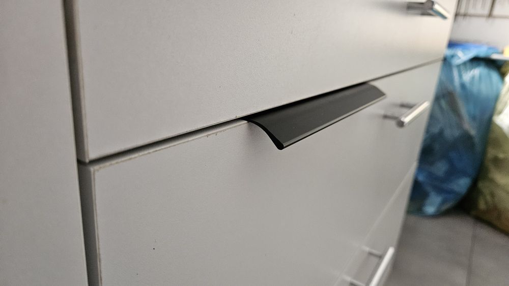 Uchwyt do szafki typu piórko