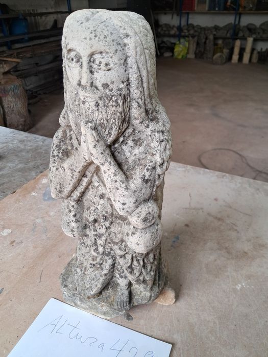 Estatua de santo em pedra.
