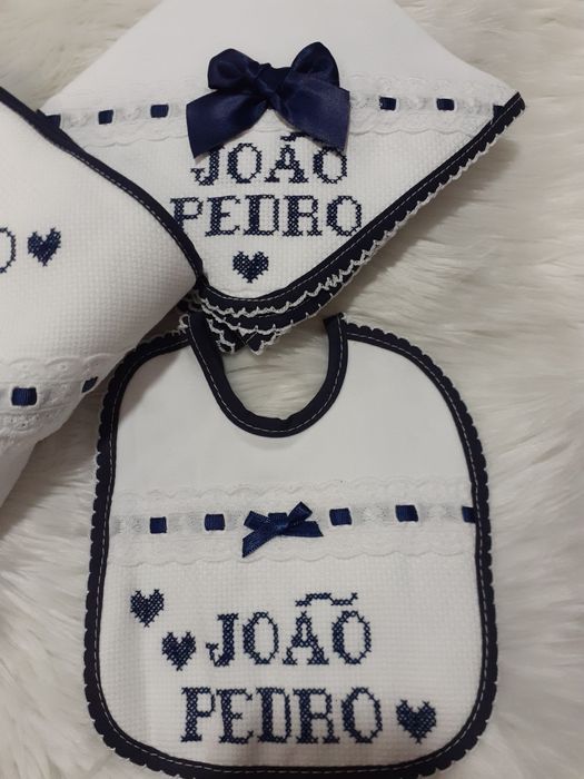 Conjunto toalha, fralda e baba bordado à mão