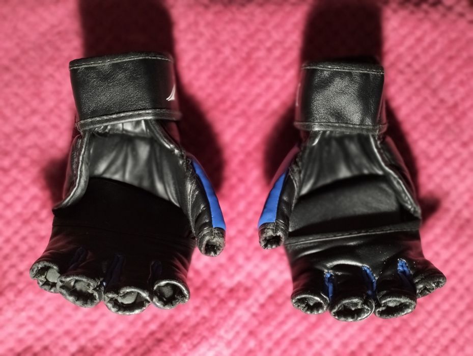 Продаю перчатки (биточки) хорошое состояние.