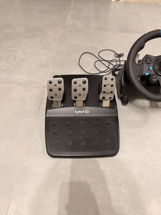Logitech G29 Driving Force + Pedais | PS4/PS3 | Estado Quase Novo