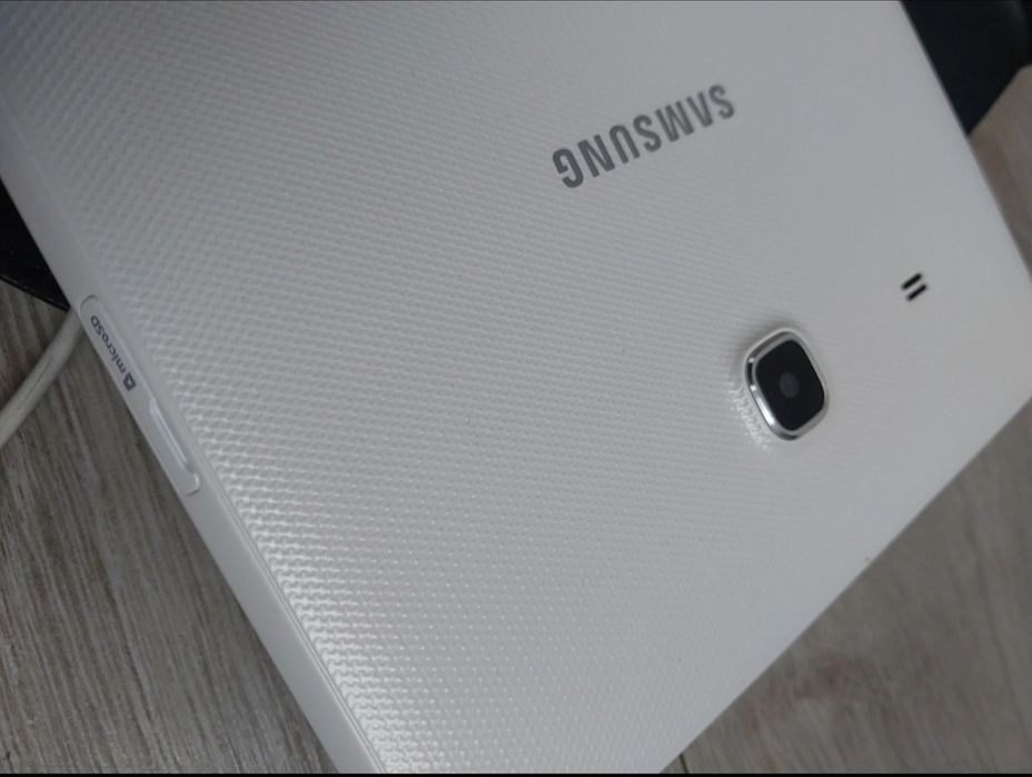 Samsung galaxy tab e (9.6"). zestaw z kartą 32gb i etui