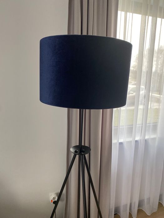 Lampa na trójnogu,