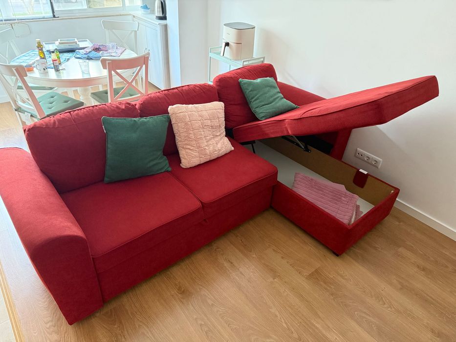 Sofá chaise longue vermelho com cama e arrumação - Estado impecável