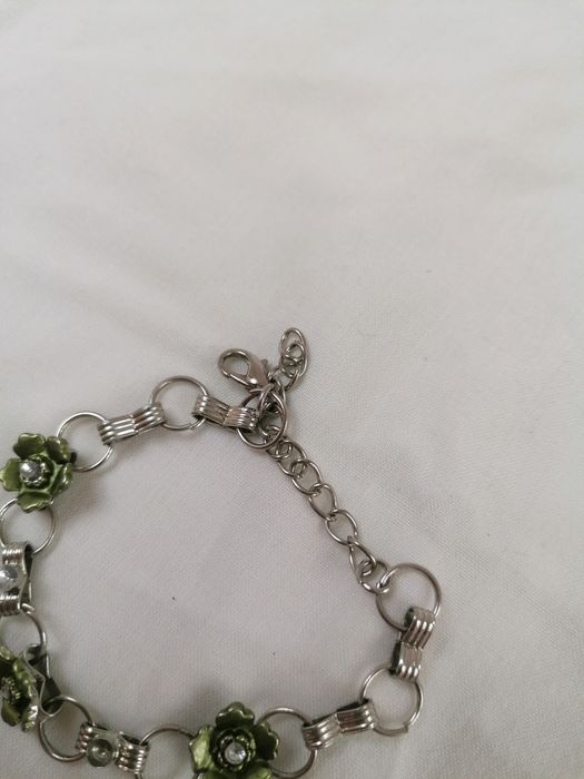 Pulseira Prateada com flores verdes
