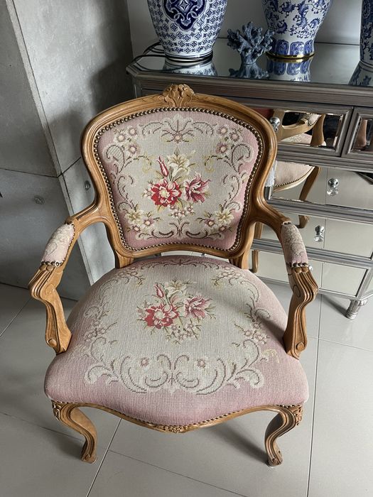 Elegancka ławka -pufa mini sofa z plecionką wiedeńską . Vintage