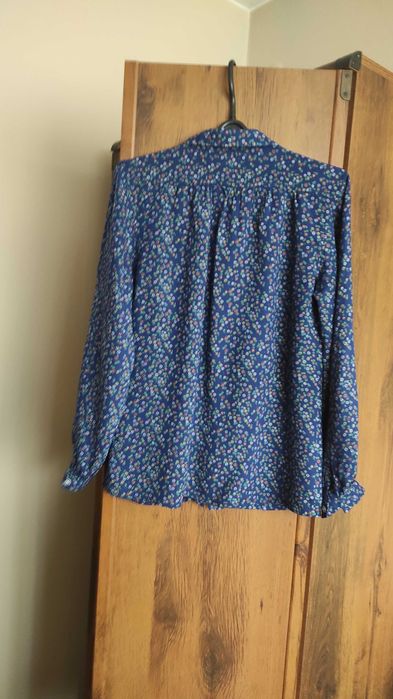 Urocza bluzka koszulowa. 100% rayon- sztuczny jedwab