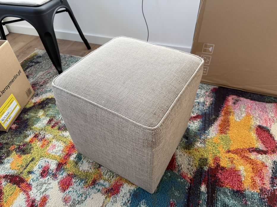 Puff pousa pés bege 40x40