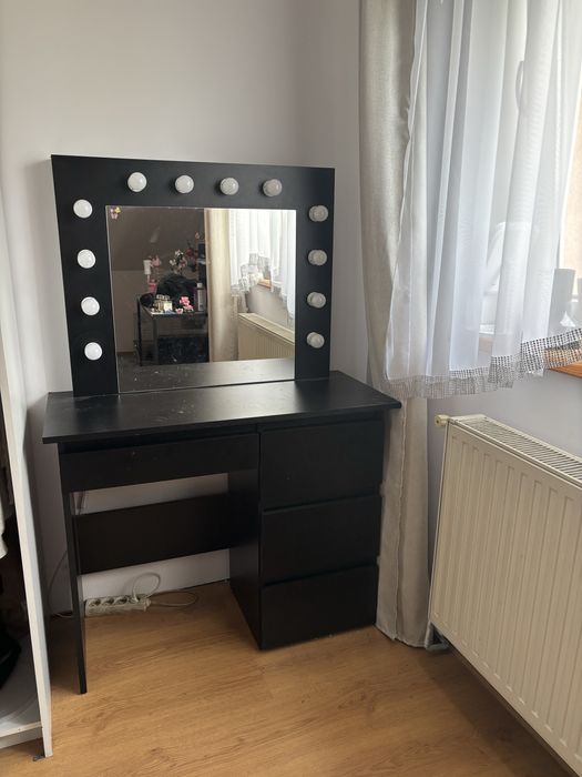 Czarna toaletka z oswietleniem LED