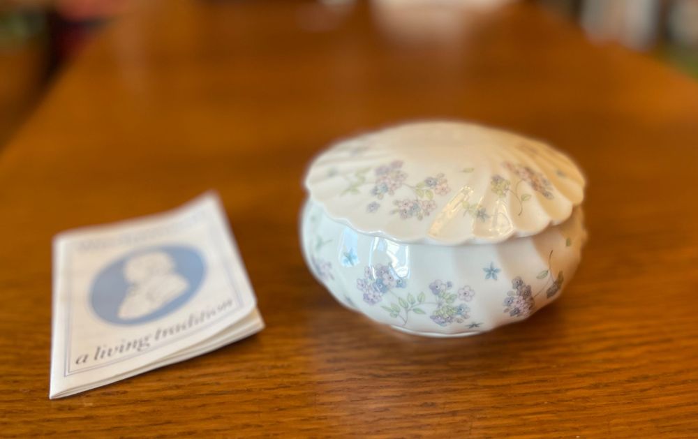 Порцелянова кругла скринька Wedgwood англійська