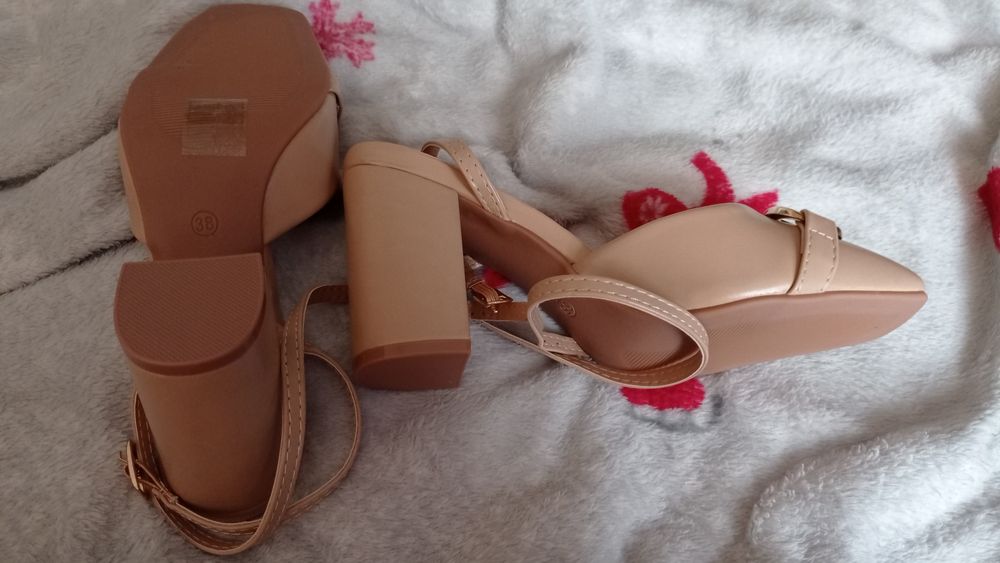 Nowe beżowe buty rozmiar 38