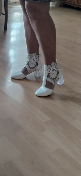 Botki z haftowana siatka 40