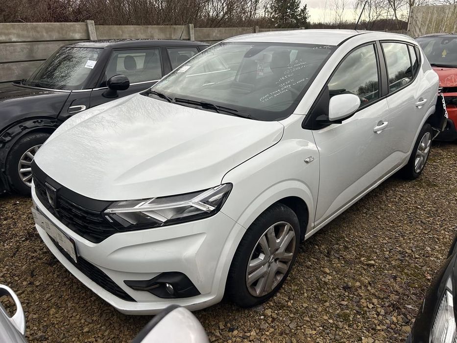 Dacia Sandero bogata wersja, lekko uszkodzony, airbagi ok, jezdzi