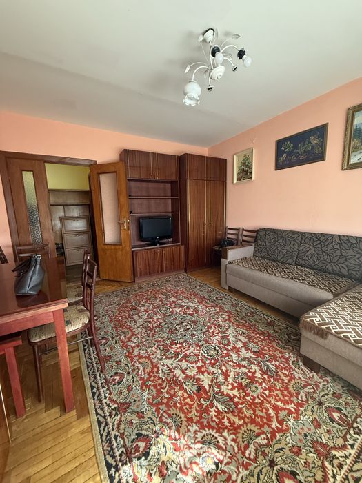 Продаж 3 кімн. квартири по в.8 Березня з газовим опаленням
