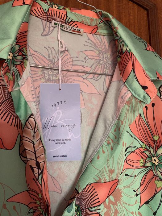 Vestido florido, comprido, com manga evasê