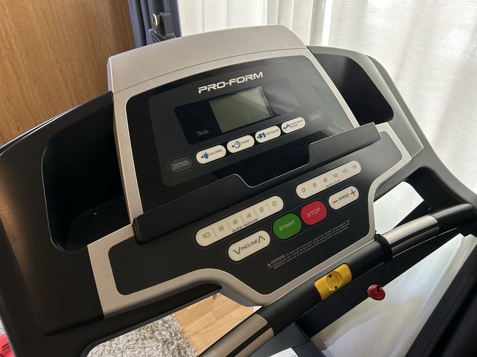 Passadeira de Corrida Pro-Form Ecrã Digital e Inclinação Eletrónica