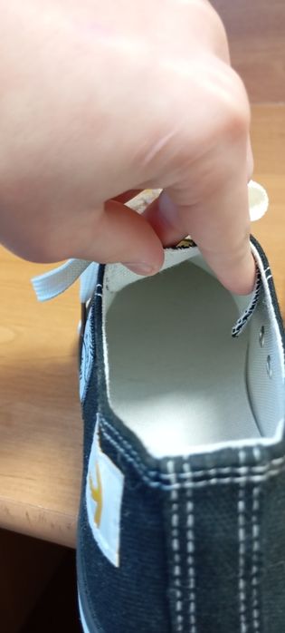 Продам кросівки .