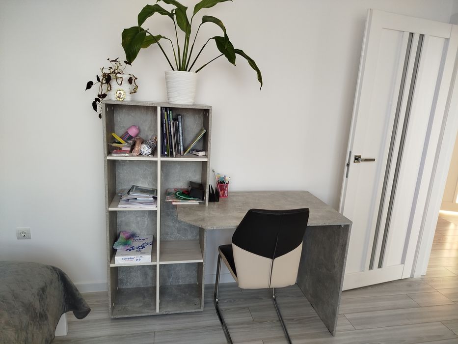 Стіл письмовий з поличками