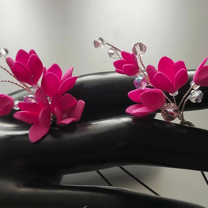 Ślubny komplet biżuterii w kolorze fuksji.