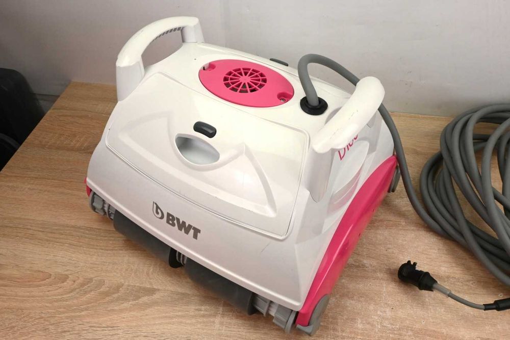 BWT D100 PLUS Automatyczny Odkurzacz Basenowy Robot Czyszczący