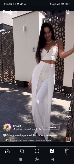 Жіночий білий костюм