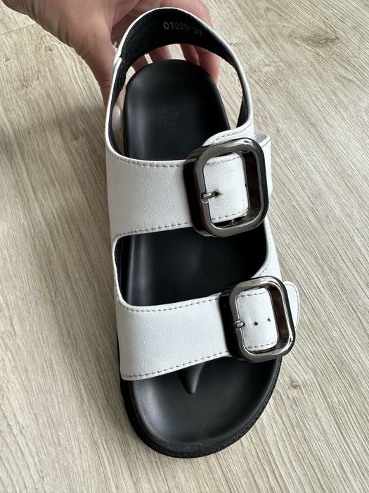 Босоніжки білі.