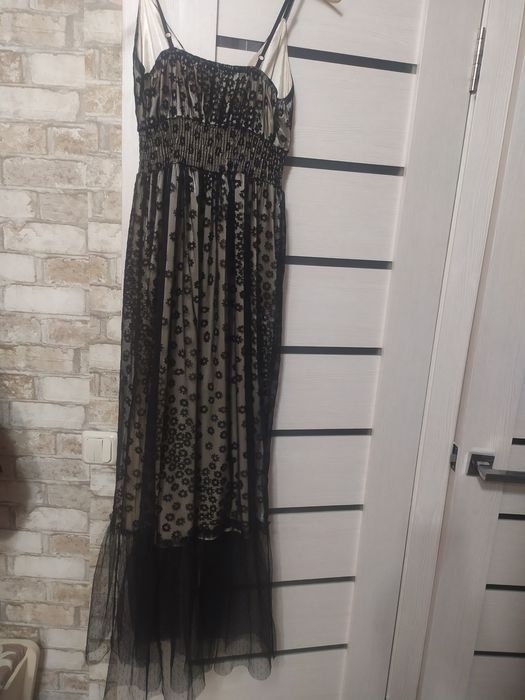 Нарядное платье в бельевом стиле на тонких брительках